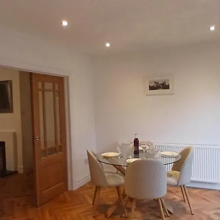 Fresh Stylish 3bdr With Garden Near