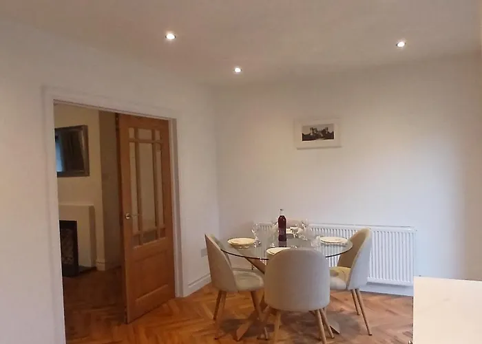 Fresh Stylish 3bdr With Garden Near