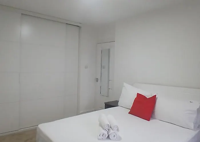 Vakantiehuis Fresh Stylish 3bdr With Garden Near